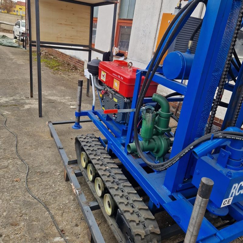 150 m di profondità percussivo e rotante tipo gomma crawler montato per l'acqua di trivellazione rig