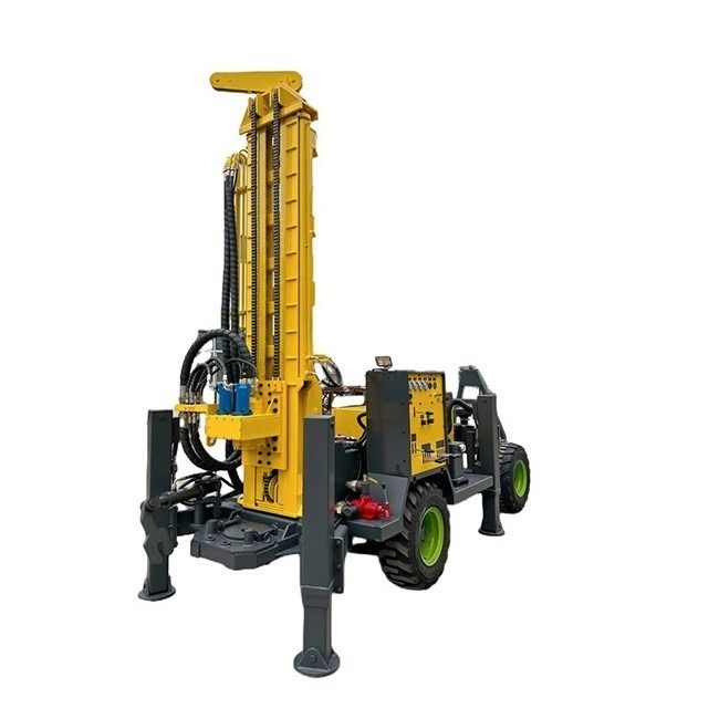 Il rimorchio RCF220W tipo ruota DTH per la trivellazione di pozzi idrici alimentato da un motore da 65 kW