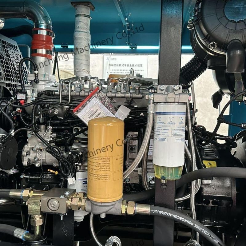 Compressore d'aria carrellato a quattro ruote tipo LGCY17-18-18/15TK, pressione di esercizio 18 bar, motore Cu-mmins da 210 CV per perforazione da 150-200 m