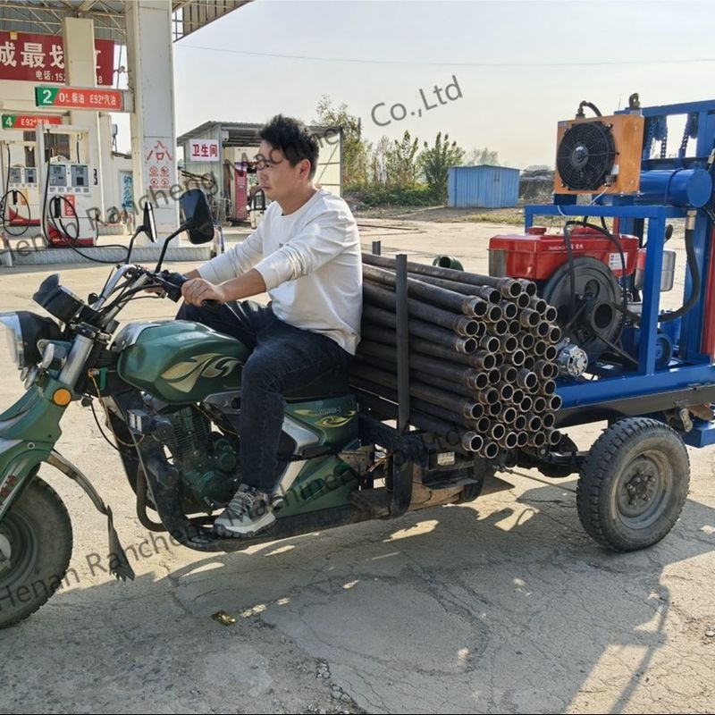 Piccolo triciclo idraulico portatile per la trivellazione di pozzi idrici